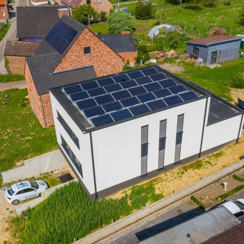 Nieuwbouwhuis met zonnepanelen op het dak